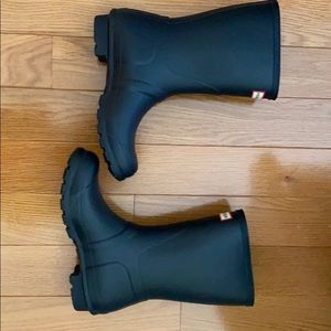 Brand new short Hunter Navy Matte rain boots! 💙